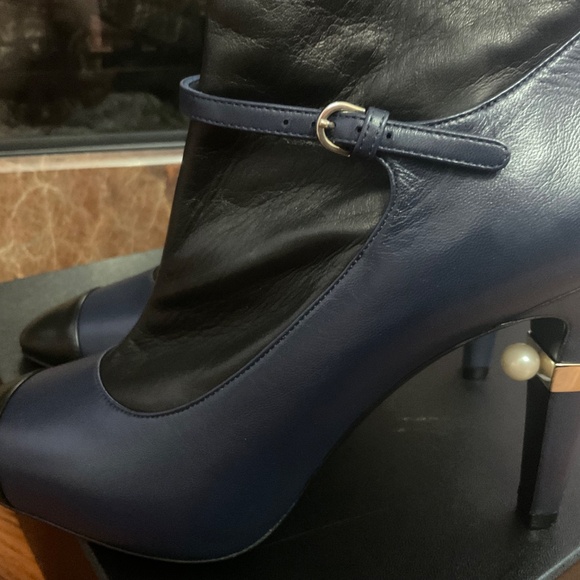 CHANEL NAVY & BLACK PEARL ACENT LAMBSKIN LEATHER HEELED ANKLE BOOTIES !! - Picture 4 of 11